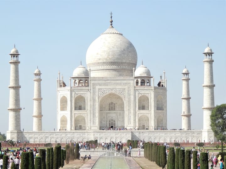 ताजमहल में मुमताज और शाहजहां का मकबरा बना हुआ है. कहा जाता है शाहजहां यहां अपनी तीन बेगमों के साथ दफन हैं.