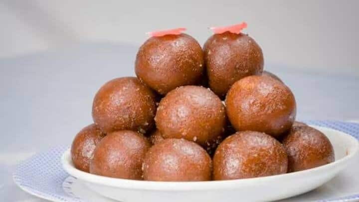 செய்முறை : ஒரு பாத்திரத்தில் தண்ணீரை கொதிக்க வைத்து அதில் சர்க்கரை சேர்த்து பாகாக காய்ச்சி எடுத்துக் கொள்ளவும்.