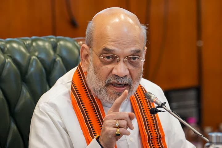 जम्मू कश्मीर से 2019 में अनुच्छेद-370 निरस्त करने के बाद केंद्र सरकार ने जेईआई पर कार्रवाई की थी. उस समय जमात-ए-इस्लामी के कई नेताओं को गिरफ्तार किया था और संपत्तियां जब्त की थी. इससे पार्टी के संचालन पर असर पड़ा था. जमात-ए-इस्लमी पर कश्मीर में अलगाववाद का समर्थन के साथ-साथ सशस्त्र बलों के खिलाफ हिंसक विरोध प्रदर्शन को समर्थन करने का आरोप है.
