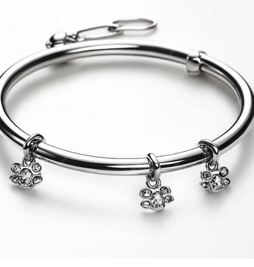 In earlier times, people used silver to heal wounds on the body. Let us tell you that wearing silver jewellery not only heals wounds quickly but also reduces the problem of blemishes.