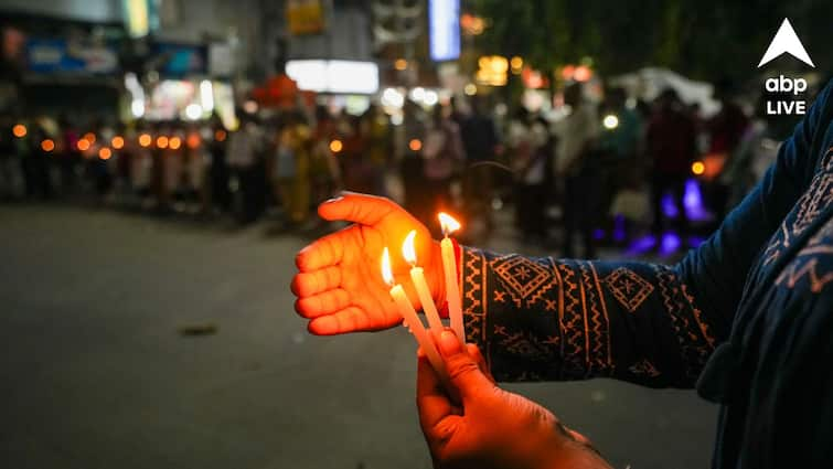 RG Kar Protest family of the victim doctor accused of being offered bribe by the police RG Kar Protest: ঘরে ঢুকে টাকা অফার করছিল পুলিশ, বিস্ফোরক অভিযোগ নির্যাতিতার পরিবারের