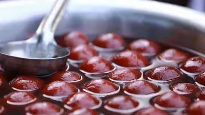 அடுத்தது ரவை மற்றொரு பாத்திரத்தில் மாற்றி ஏலக்காய் தூள், பேக்கிங் சோடா, பால் பவுடர் சேர்த்து நன்கு பிசைந்து கொள்ளவும்.