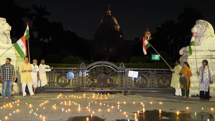 গানে-কবিতায় নিজেদের বক্তব্য তুলে ধরছেন আন্দোলনকারীরা।
