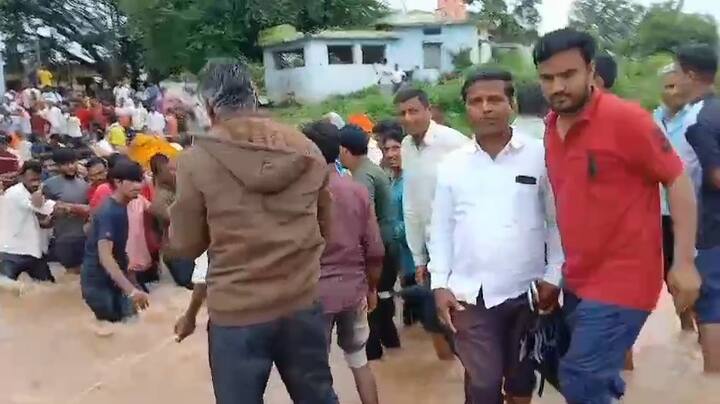 ओढ्याला भरपूर पाणी होतं, ते पाणी रस्त्यांवरुन वाहत असल्यामुळे वाहतूक बंद झाली होती. त्यामुळे गावकऱ्यांनी नाईलाजानं मोठा निर्णय घेतला.