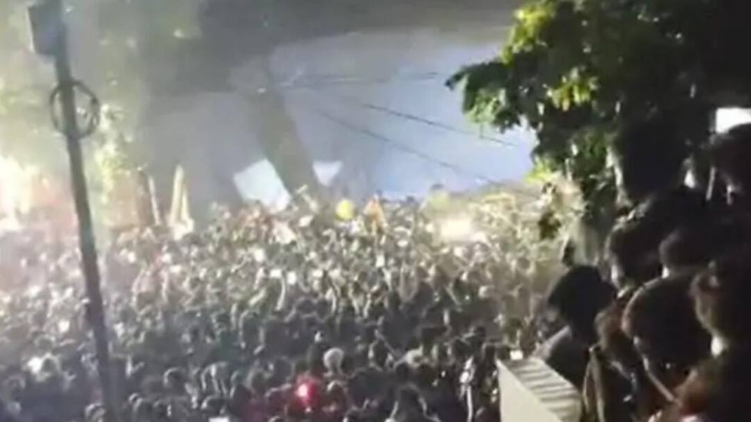 Chhapra News: छपरा में महावीरी जुलूस के दौरान बड़ा हादसा, ऑर्केस्टा देख रहे लोगों पर गिरा छज्जा, 100 से ज्यादा घायल Mahaveeri procession in Chhapra100 injured balcony fell on people watching orchestra ann Chhapra News: छपरा में महावीरी जुलूस के दौरान बड़ा हादसा, ऑर्केस्टा देख रहे लोगों पर गिरा छज्जा, 100 से ज्यादा घायल