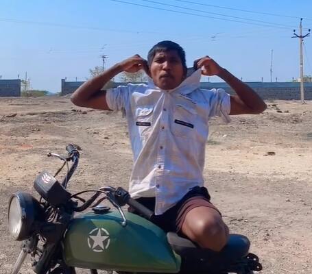 पुढे त्याने म्हटलं की, 'घरातमध्ये जाण्यासाठी त्याला सेटवरुन चप्पल दिली, एवढी वाईट परिस्थिती आहे पोराची. तर अशा या मातीतल्या पोराला का नाही सपोर्ट करायचा? ज्याला या शोसाठी काय करायचं हेही माहिती नाही. या शो मध्ये जाण्यासाठी लोकं काय काय करतात. दोन दोन महिने तयारी करतात, चार चार बॅगा भरतात. पण हा पोरगा घरातल्या चपलीवर आणि दोन टीशर्टमध्ये घरात आलाय.'