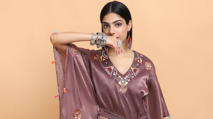 4. Kaftan with Palazzo – A New Try: This Teej, how about ditching the traditional styles and going for a kaftan joined with palazzo pants? This trendy yet relaxed outfit has been sported by stars like Kareena Kapoor Khan who’s known for the laid-back she is. The kaftan gives that essence of free flow closeness in the upper body while palazzos give a more modern flavor which makes this all-round fusion attire a catch but very festive orientated wear. (Image source: Canva)