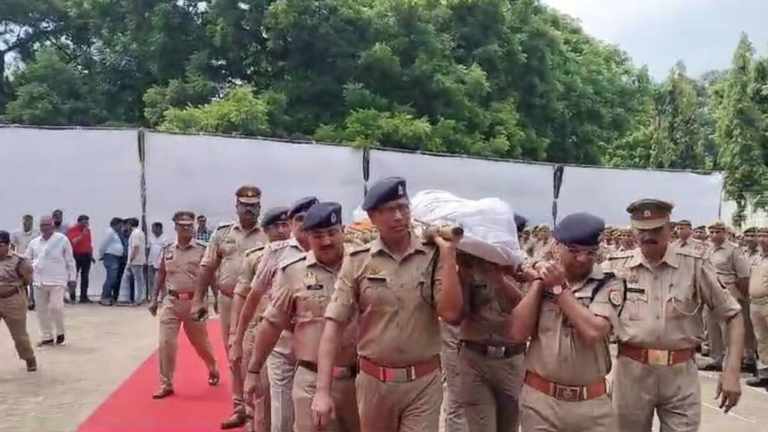 Moradabad PR cell charge Ramesh Chandra Sharma died heart attack SP body by shouldering tearful farewell ann मुरादाबाद के पीआर सेल इंचार्ज की हार्ट अटैक से मौत, एसपी ने शव को कंधा देकर नम आंखो से दी विदाई