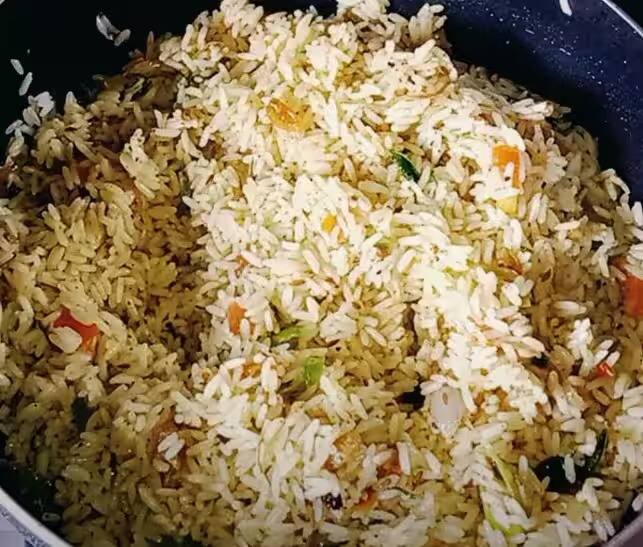 செய்முறை: முதலில் கொள்ளு பருப்பை 8 மணி நேரம் ஊற வைத்து எடுத்துக்கொள்ளவும். அதன் பின் அரிசியை அரை மணி நேரம் ஊறவைத்து எடுத்துக்கொள்ளவும்.
