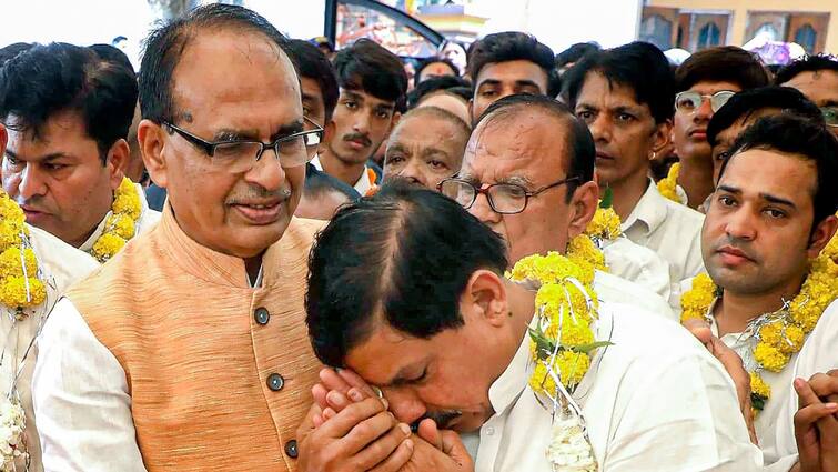 MP CM Mohan Yadav father death Ministry office vacant in Bhopal minister reached Ujjain attend funeral ann सीएम मोहन यादव के पिता की अंतिम यात्रा में शामिल हुए सभी मंत्री, शिवराज सिंह चौहान भी रहे मौजूद