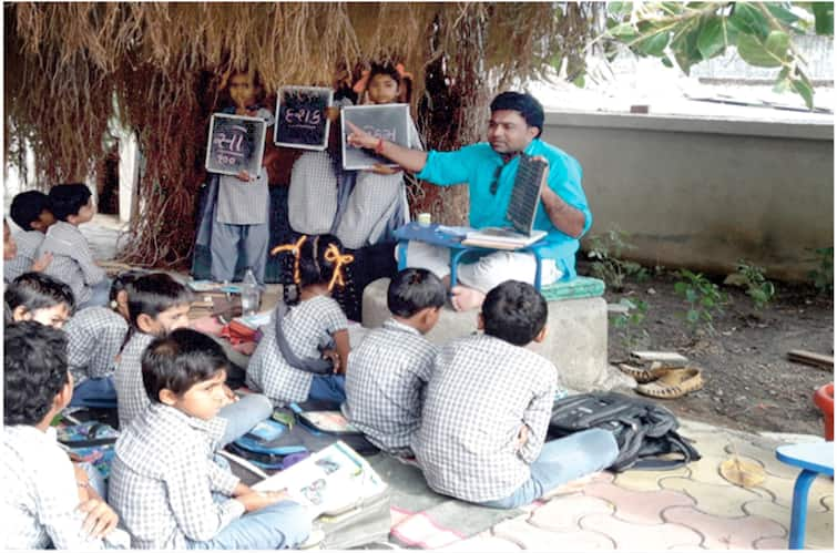 Selection of these 2 teachers of Gujarat as the best teacher on the occasion of Teacher's Day Teachers Day: સંગીતના સહયોગથી શિક્ષણ જગતમાં પ્રાણ પુરનાર, આ ગુજરાતના ટીચરની શ્રેષ્ઠ શિક્ષક તરીકે પસંદગી