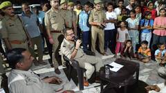 'तेंदुआ आए तो भागना नहीं, आंख से आंख मिलना..', दहशत के बीच हापुड़ SP ने ग्रामीणों को दी सलाह