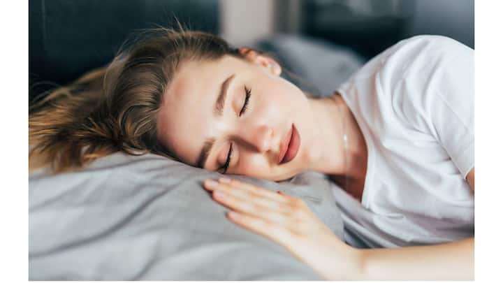 मृत व्यक्ती स्वप्नात आकाशात दिसत असेल तर याचा अर्थ त्यांना मोक्ष प्राप्त झाला आहे.