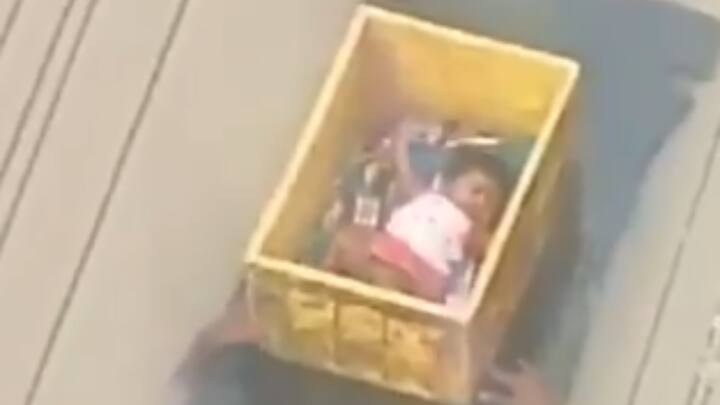 बाढ़ की वजह से नन्हें मासूमों को भी मुश्किलों का सामना करना पड़ रहा है, एक वीडियो में देखा जा सकता है कि एक बच्चा फोम से बने एक तख्ते पर रखे एक टोकरे में लिटाया हुआ और बाढ़ के पानी में दो लोग उसे सहारा देते हुए ले जा रहे हैं.