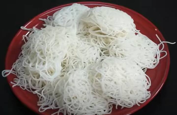 இடியாப்ப மாவு பிசையும் போது முக்கால் பங்கு தண்ணீர், கால்பங்கு பால் ஊற்றி மாவு பிசைந்து ஆவிகட்டினால், இடியாப்பம் பஞ்சு போல வரும்