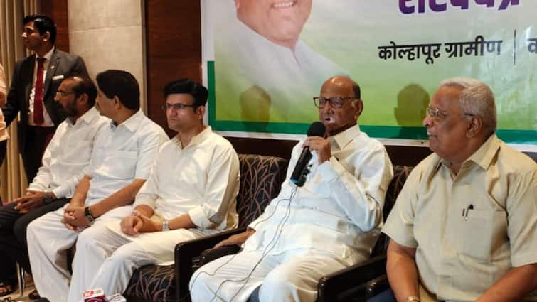 Former Congress leader Bajirao Khade, who rebelled in the Lok Sabha elections has joined the Nationalist Congress Party Sharad Pawar In Kolhapur : कोल्हापुरात शरद पवारांनी आणखी एक मोहरा गळाला लावला; जागावाटपाचा सुद्धा प्लॅन सांगितला