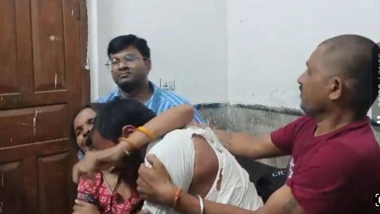 UP Police FIR against doctors of Prayagraj Medical College beat attendants of female patient ann UP News: महिला मरीज के तीमारदारों को बेरहमी से पीटने वाले डॉक्टर्स के खिलाफ दर्ज FIR, मेडिकल कॉलेज ने भी बिठाई जांच