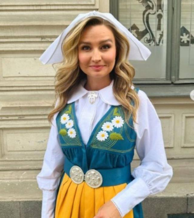 एबा बुश ने यह भी कहा कि देश में रह रहे हर शख्स को स्वीडन के मूल्यों को मानना चाहिए और उस पर चलना चाहिए. उन्होंने कहा कि इन्हें मानना किसी के भी लिए ऑप्शन नहीं हैं, इसे उन्हें मानना चाहिए.