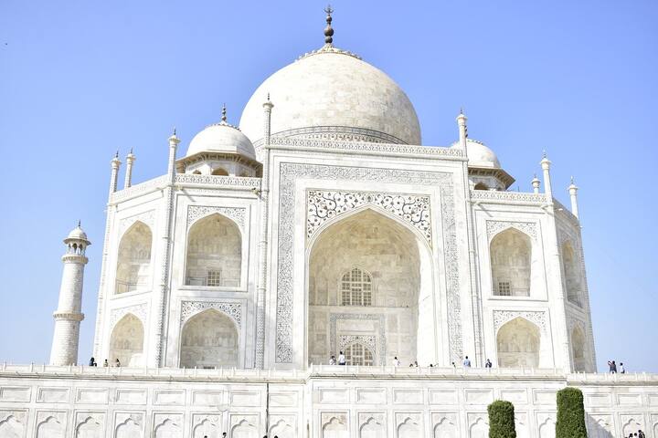 यदि नहीं तो चलिए आज प्रेम की निशानी ताजमहल का पुराना नाम जानते हैं और इसके पीछे के इतिहास को समझते हैं.
