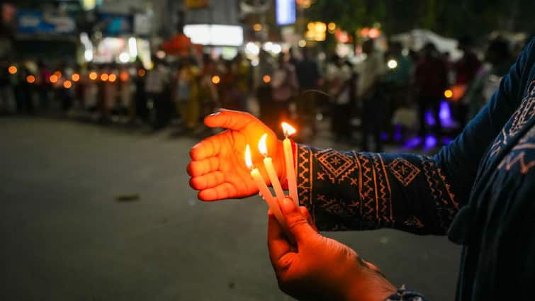 RG kar doctor rape murder protest kolkata news protestors switch off lights candle march Kolkata Switches Off Lights, Protestors Gather For Candlelight March Against RG Kar Rape-Murder — WATCH