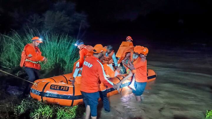 तेलंगाना और आंध्र प्रदेश में भारी बारिश की वजह से लाखों लोगों को प्रभावित होना पड़ रहा है. निचले इलाके पानी में डूब गए हैं और चारों और पानी ने त्राहिमाम मचाया हुआ है. बारिश से दोनों ही राज्यों का हाल बेहाल है.