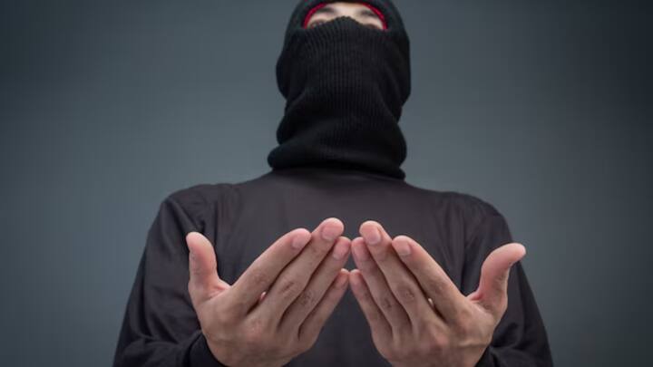 अधिकारियों का भाग्य उस वक्त चमक गया जब हत्या का संदिग्ध, जिसकी वे महीनों से तलाश कर रहे थे, उनकी झोली में आ गिरा उस इमारत की छत से जहां वह छिपा हुआ था. अमेरिकी मार्शल सेवा ने कहा कि एजेंटों ने सोमवार को 20 वर्षीय डिएरियो विल्करसन को पकड़ लिया.