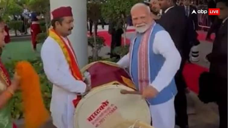 Prime Minister Narendra Modi tries his hands on a dhol in Singapore VIDEO: सिंगापुर पहुंचे पीएम मोदी सामने आया अनोखा अंदाज, महाराष्ट्रियन धुन पर बजाया ढोल; हुआ जोरदार स्वागत