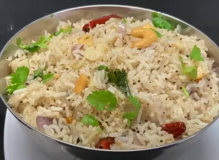 அடுத்தது உப்பு, மஞ்சள் தூள், மிளகாய் தூள், சீரக தூள். கொத்தமல்லி தூள் சேர்த்து, நன்கு கிளறிவிடவும். அதன் பின் ஊறவைத்த கொள்ளு பருப்பு, கறிவேப்பிலை மற்றும் நறுக்கிய கொத்தமல்லி இலைகளை சேர்த்து கிளறவும்.