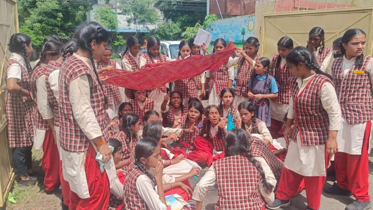 Bhopal Government School Girls students Protest allegations on Teacher Congress BJP ANN 'पानी भरवाती हैं, झाड़ू लगवाती हैं', भोपाल में सरकारी स्कूल की छात्राओं ने जमकर किया हंगामा