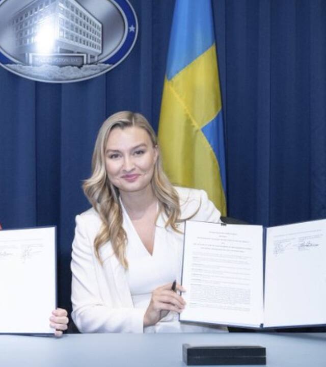 स्वीडन की डेप्युटी प्रधानमंत्री एबा बुश ने रविवार (1 सितंबर, 2024) को देश में रह रहे मुसलमानों को लेकर ऐसा बयान दिया है, जिसने पूरे यूरोप में बवाल मचा दिया है.