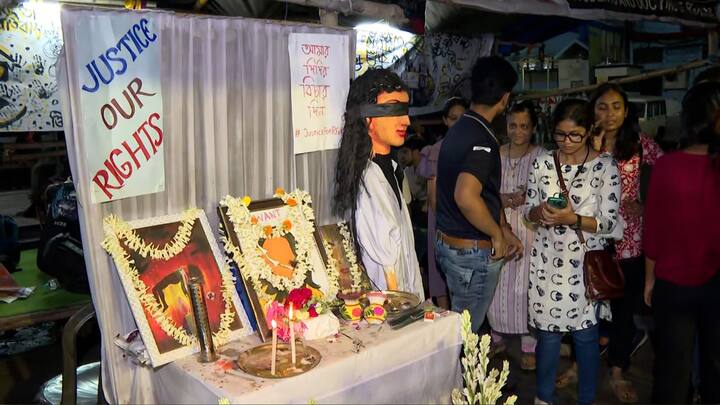 ভিক্টোরিয়া থেকে রাজভবন-সহ শহরের অধিকাংশ জায়গায় আলো নিভিয়ে চলছে প্রতিবাদ।