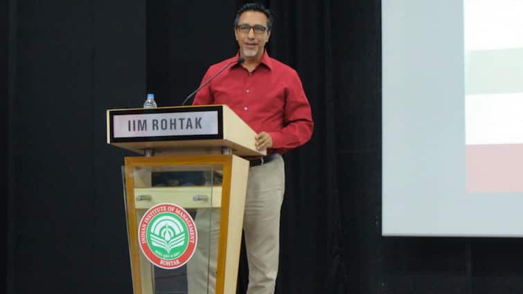 IIM रोहतक के डायरेक्टर को मिला 3.2 करोड़ रुपये का वेरिएबल पे, अब सरकार ने किया ये काम Directors Rs 3.2 Crore Bonus at IIM Rohtak Triggers Government Action Dheeraj Sharma IIM रोहतक के डायरेक्टर को मिला 3.2 करोड़ रुपये का वेरिएबल पे, अब सरकार ने किया ये काम