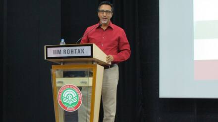 IIM रोहतक के डायरेक्टर को मिला 3.2 करोड़ रुपये का वेरिएबल पे, अब सरकार ने किया ये काम