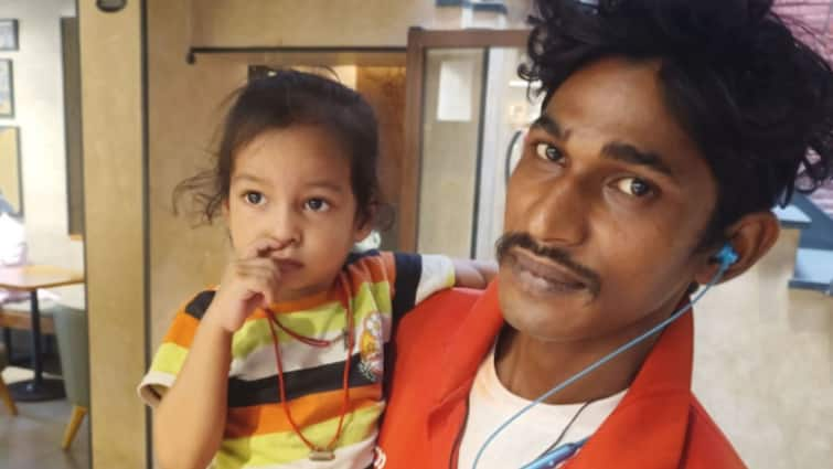 Zomato Delivery Agent Bringing Daughter To Work Starbucks Employee Shares Post Wins Hearts Online Starbucks Employee Praises Zomato Delivery Agent For Bringing Daughter To Work, Wins Hearts Online