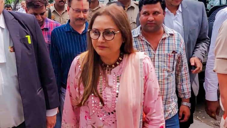 Moradabad MP MLA court issues non bailable warrant against Jaya prada ex MP of rampur ann Moradabad: पूर्व सांसद जया प्रदा की बढ़ी मुश्किलें, अभद्र टिप्पणी केस में कोर्ट ने जारी किया गैर जमानती वारंट