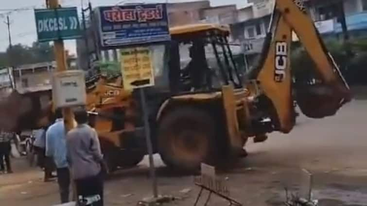 Katni video viral JCB crushes young man over minor dispute in mp ANN WATCH: कटनी में मामूली विवाद को लेकर युवक पर जेसीबी चढ़ाकर कुचला, अस्पताल में भर्ती