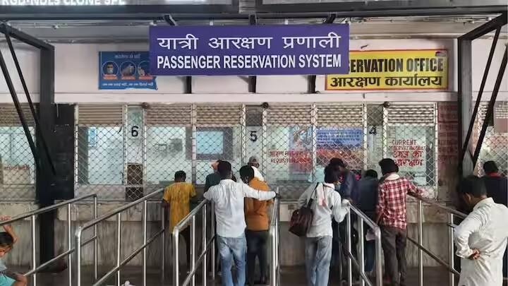 જો તમે રેલવે કાઉન્ટર પરથી ટિકિટ ખરીદી છે. પછી તમારે ત્યાં જઈને TDR ફાઈલ કરવાનું રહેશે. તમને થોડા દિવસો પછી રિફંડ આપવામાં આવે છે.