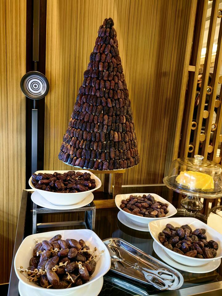 खजूर रात्रभर भिजवल्याने त्या मऊ होतात. हे त्यांचे लहान तुकडे होण्यास मदत करते, जे पचन करण्यास मदत करते. यामुळे बद्धकोष्ठतेचा त्रास होत नाही.