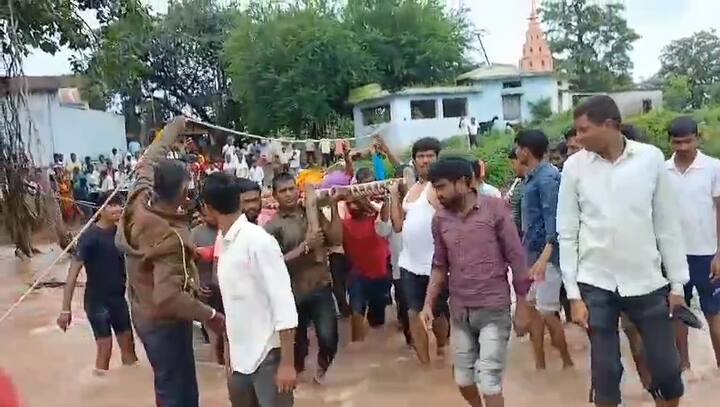 पुराच्या पाण्यातून गरोदर महिलेला प्रसुतीसाठी न्यायची वेळ हिंगोलीच्या चोंडी भैरोबा गावातील नागरिकांवर आली होती.