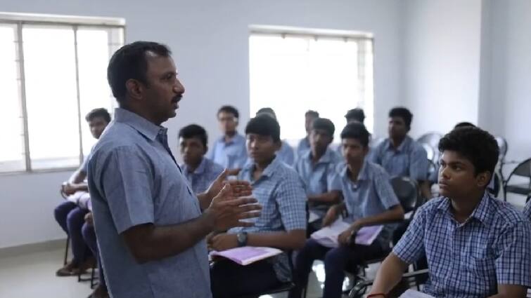 Tn Govt Radhakrishnan Best Teacher Awards 100 Percent Pass Rate For 18 Years Proud Teacher Senthilkumar Dr Radhakrishnan Award: 18 ஆண்டுகளாக 100% தேர்ச்சி; நல்லாசிரியர் விருது- படித்த பள்ளிக்கே ஆசிரியர் ஆன செந்தில்குமார் பெருமிதம்