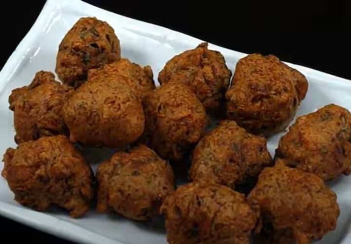 அடுத்தது அரசி மாவு மற்றும் பேக்கிங் சோடா சேர்த்து கெட்டியான பதத்திற்கு பிசைந்து கொள்ளவும்.