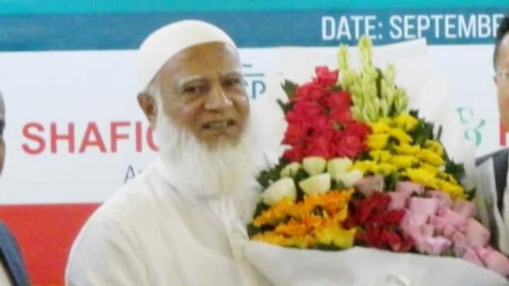 गृह मंत्रालय ने चेतावनी दी है कि स्वार्थी लोगों द्वारा जबरन इस्तीफा, तोड़फोड़, अवैध तलाशी, लूटपाट, आगजनी और जबरन वसूली से देश में अस्थिरता चरम पर पहुंच गई है. कुछ लोग पुलिस पर एफआईआर दर्ज करने के लिए भी दबाव बना रहे हैं और कोर्ट में आरोपियों पर हमले कर रहे हैं. सरकार ने भरोसा दिलाते हुए यह कहा है कि FIR दर्ज होने का मतलब यह नहीं है कि मनमानी ढंग से गिरफ्तारियां हो