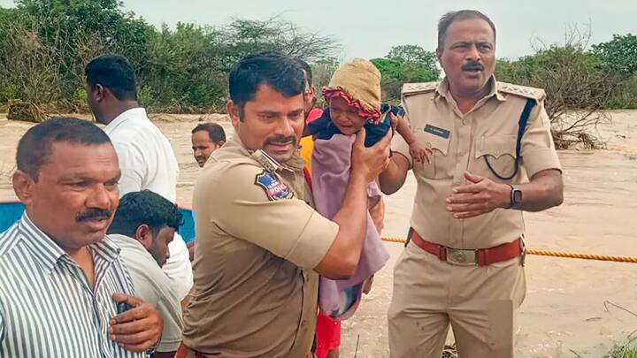 Telangana-Andhra Pradesh Flood: आंध्र प्रदेश में कई जिलों के लिए बारिश का ऑरेंज अलर्ट जारी किया गया है, जिसके बाद राज्य सरकार ने एनटीआर जिले में शैक्षणिक संस्थानों को बंद करने कहा है.