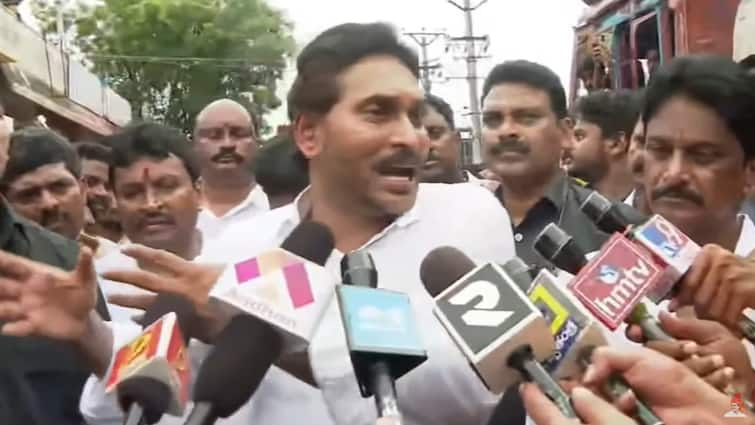 YS Jagan visits flood affected areas in rajarajeshwaripeta in Vijayawada YS Jagan: చంద్రబాబు సీఎంగా ఫెయిల్, ముఖ్యమంత్రిగా పనికిరాడు - వైఎస్ జగన్ సంచలనం