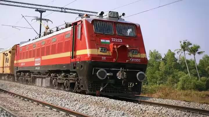 આવી સ્થિતિમાં લોકોના મનમાં આ સવાલ આવે છે. વરસાદને કારણે ટ્રેન રદ થાય તો શું? તો શું તેમને રિફંડ મળશે કે નહીં?