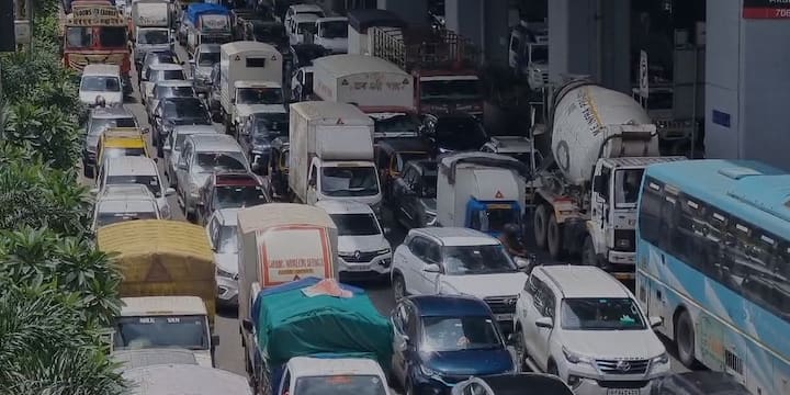 मुंबईत सध्या वाहतुकीचे तीन तेरा वाजले आहेत. यामुळे असंख्य मुंबईकरांना कामावर जाणाऱ्यांना मोठ्या अडचणींचा सामना करावा लागत आहे.