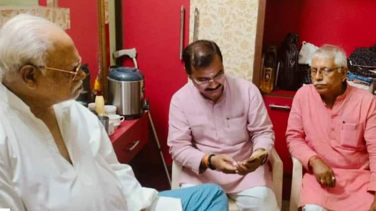 Shyam Dev Rai meet Samajwadi Party leader Mata Prasad Pandey and Took membership of BJP ann UP Politics: पूर्व विधायक ने सपा नेता माता प्रसाद पांडे से मुलाकात के बाद ली BJP की सदस्यता