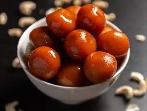 தேவையான பொருட்கள் : சர்க்கரை - 1 கப் , தண்ணீர் - 1 1/2 கப், நெய் - 1 தேக்கரண்டி, ரவை - 1/2 கப், காய்ச்சி ஆறவைத்த பால் - 1 1/2 கப், ஏலக்காய் தூள் - 1/2 தேக்கரண்டி , பேக்கிங் சோடா - 1 சிட்டிகை , பால் பவுடர் - 2 மேசைக்கரண்டி, எண்ணெய்.