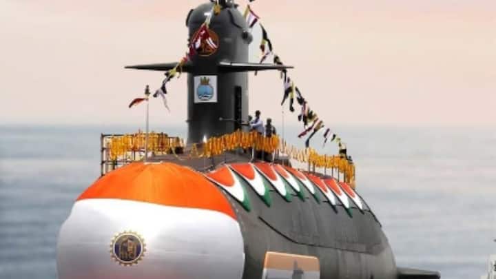 इसमें नई तकनीक के सेंसर और पेरिस्कोप सहित कई उपकरण लगे होने की बात कही जा रही है. जाहिर तौर पर तकनीक से लैस होने की वजह से ये दुश्मन के लिए काफी घातक साबित होगा.