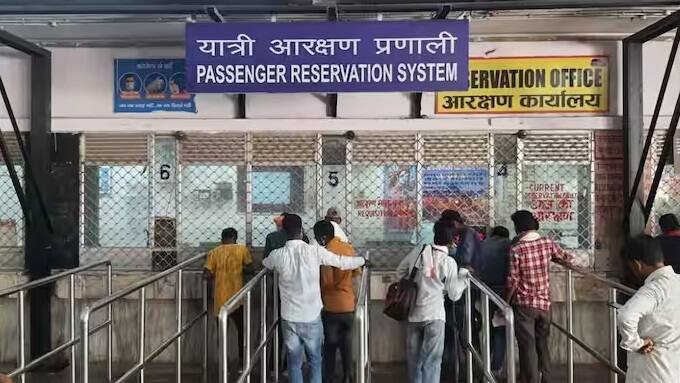 જો તમે રેલવે કાઉન્ટર પરથી ટિકિટ ખરીદી છે. પછી તમારે ત્યાં જઈને TDR ફાઈલ કરવાનું રહેશે. તમને થોડા દિવસો પછી રિફંડ આપવામાં આવે છે.